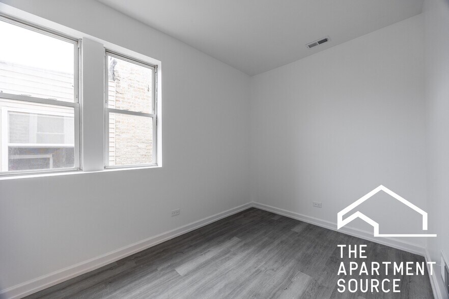 Building Photo - 1014 N Hamlin Ave