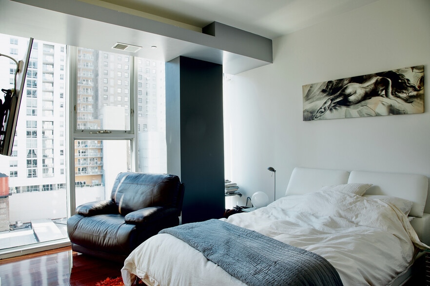 Building Photo - 550 N Saint Clair St