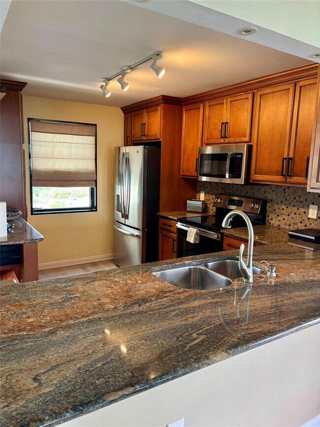 Building Photo - 9940 S Ocean Dr