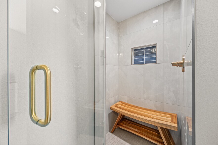 Studio bathroom - 3840 Eliot St