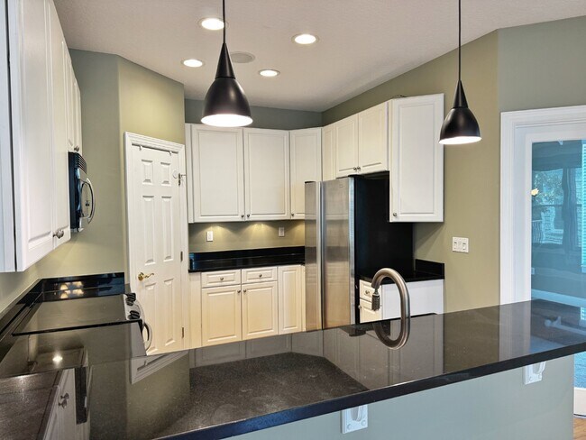Building Photo - Spacious two-story island townhome in gate...