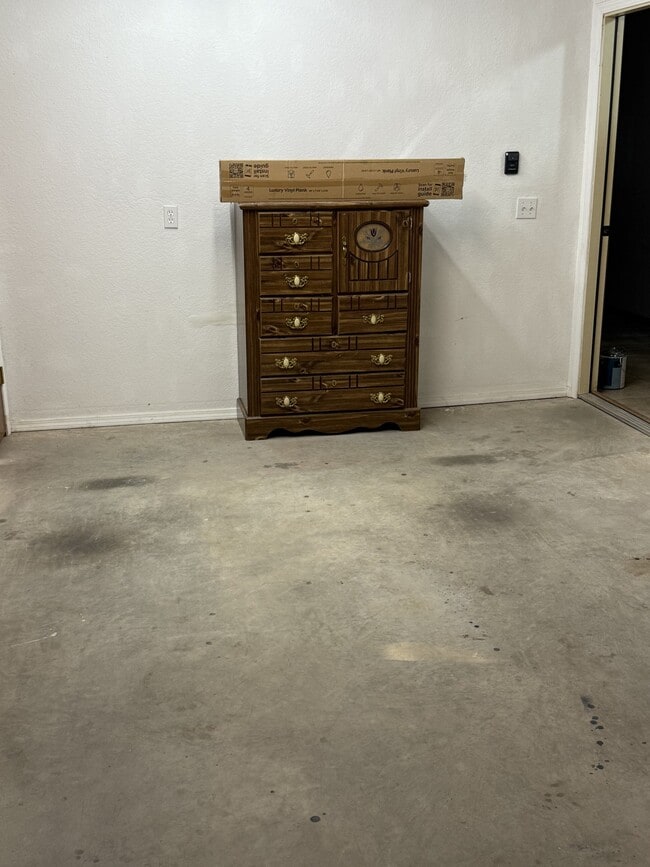 Building Photo - 2204 Lakeview Dr