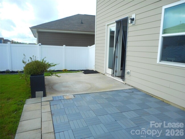 Building Photo - 3058 Eastcott Ave