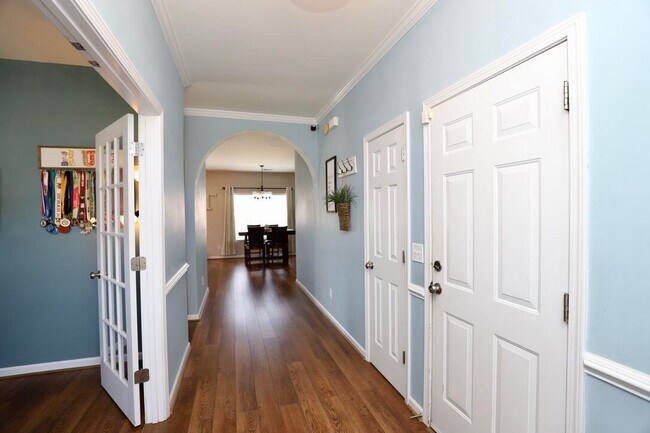 Building Photo - 3260 Matthews Dr