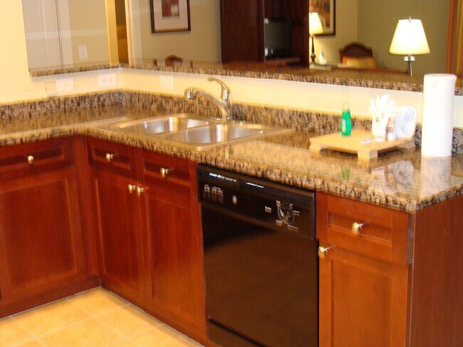 Building Photo - 1-bedroom furnished condo with fenced courtyard