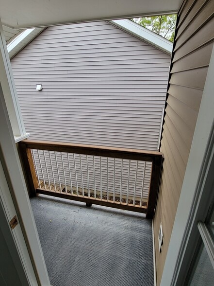 Hallway deck - 308 Lewis St S