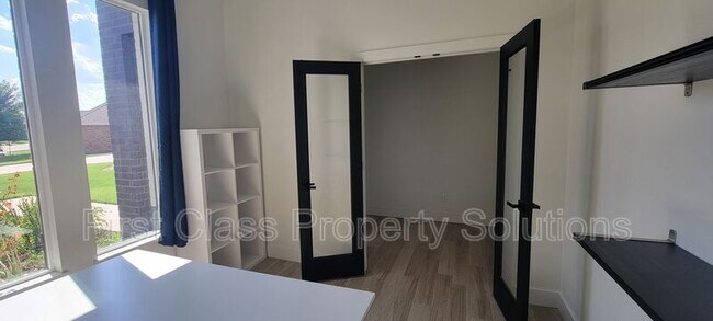 Building Photo - 5001 SW 128th Ct
