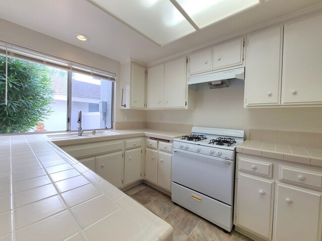 Building Photo - Nice 2-Story 3-Bedroom Condo in Loma Linda!