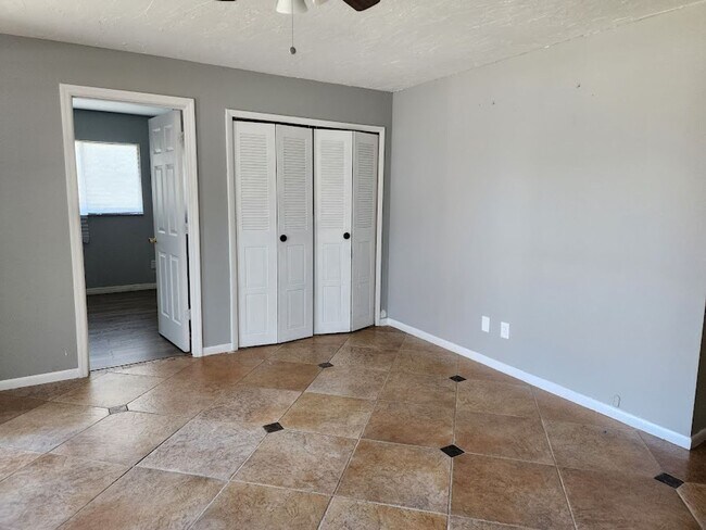 Building Photo - 2 Bedroom 2 Bath Home Fenced Backyard!! Ca...