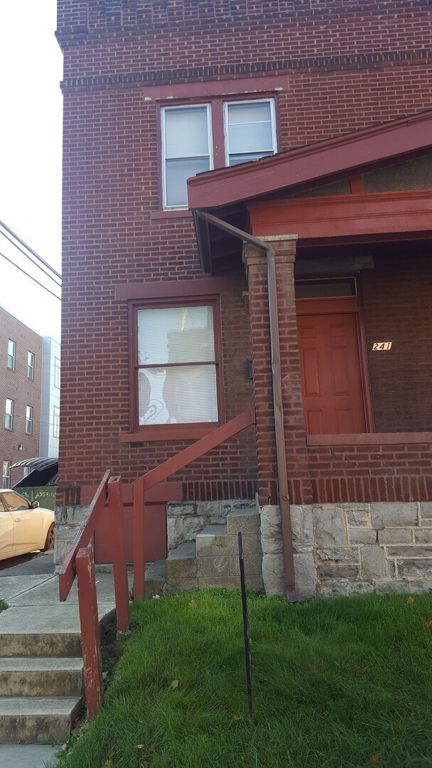 Primary Photo - 239-241 e 12th Ave