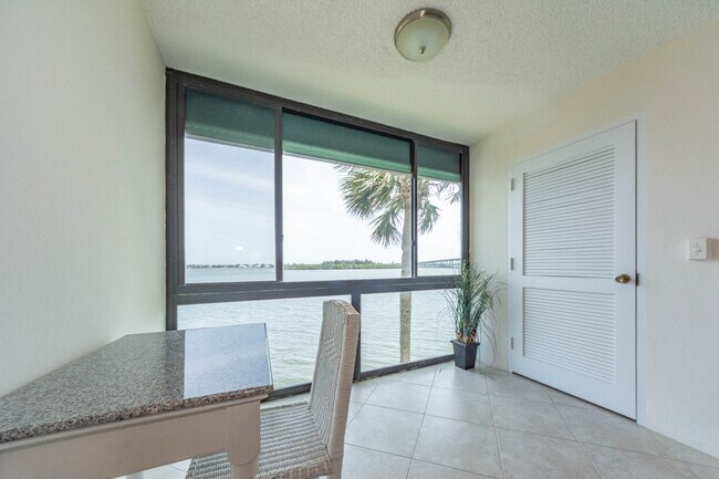 Building Photo - 1840 Tarpon Ln