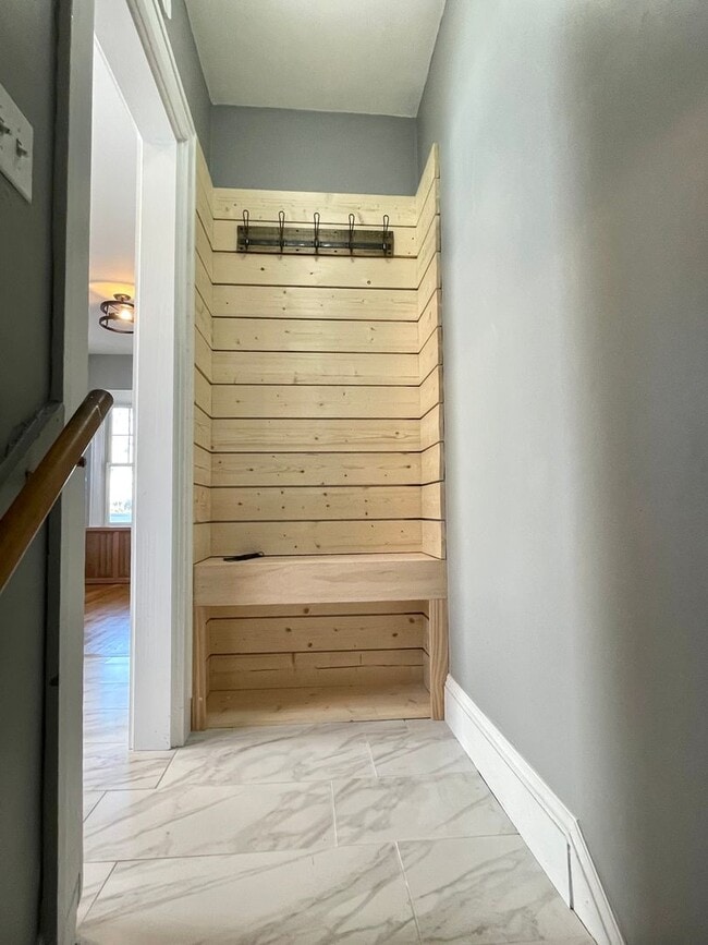 Building Photo - Single Family House 4-Bedroom, 2-Bath For ...