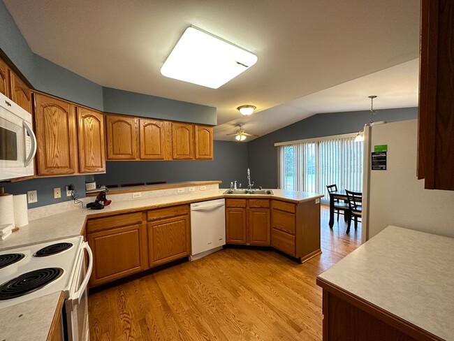 Building Photo - Huge 3BR/3BA house on Madison's West Side!