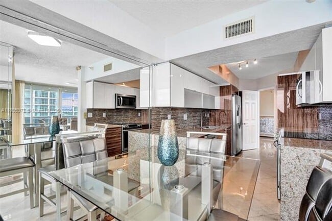 Building Photo - 16711 Collins Ave