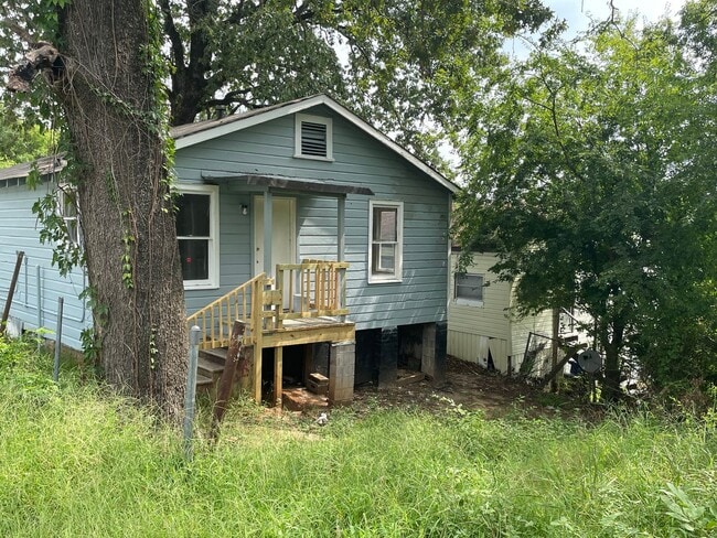 Building Photo - Remodeled 2 Bed Home