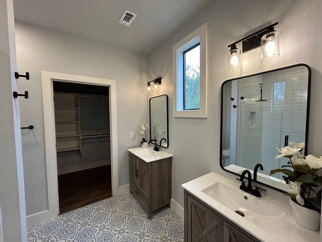 Building Photo - 2BED / 1BATH Condo/Townhome For Lease! Available NOW!