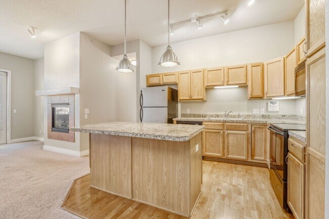 Building Photo - Beautiful Move in Ready- 3rd-floor condo in the heart of Mayfair-Lowry