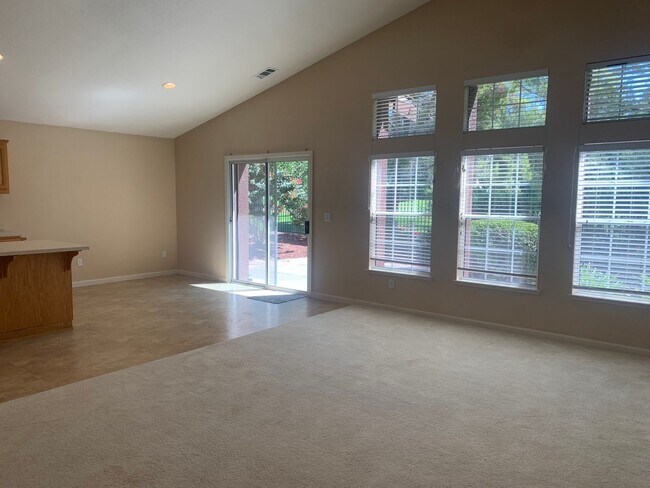 Building Photo - Paradise Valley Home!