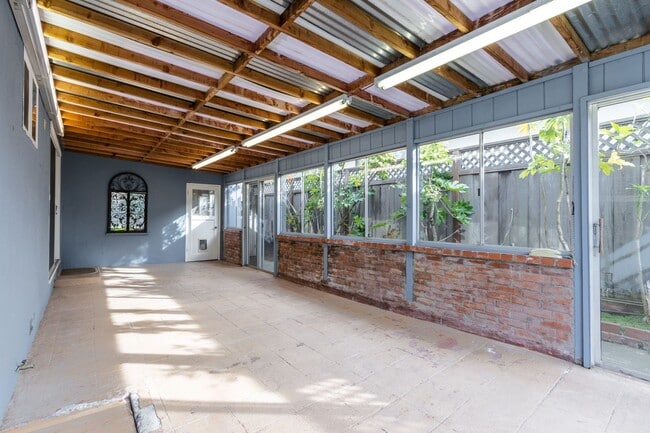 Building Photo - Beautiful & bright 3 bed / 2 Bath San Brun...