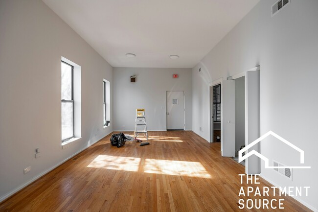 Building Photo - 648 N Damen Ave