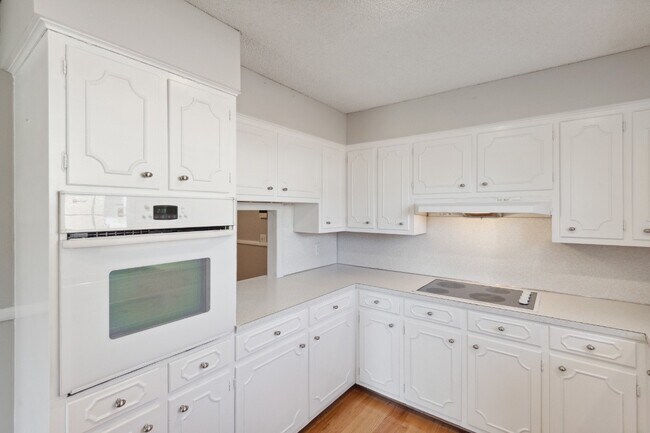 Building Photo - 220 Bartonwood Dr