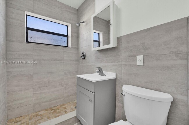 Building Photo - 13390 NE 6th Ave