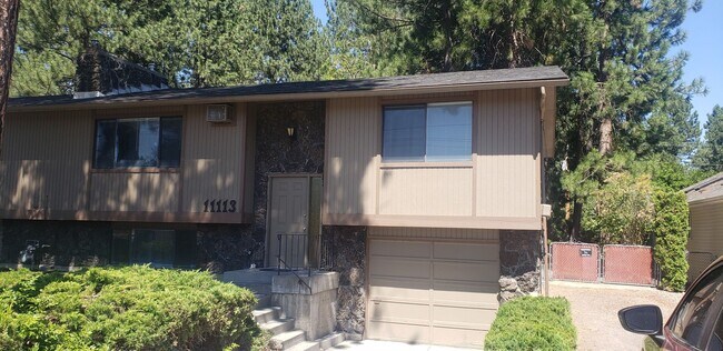 Primary Photo - Nicely updated 3+ bedroom, 2 bath duplex