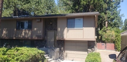 Building Photo - Nicely updated 3+ bedroom, 2 bath duplex
