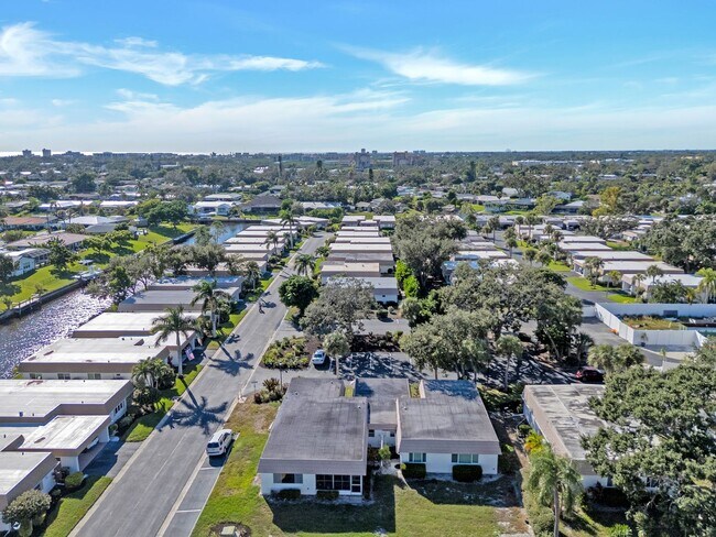 Building Photo - Annual furnished 2 bed/2 bath Villa in Sarasota close to Siesta Key!