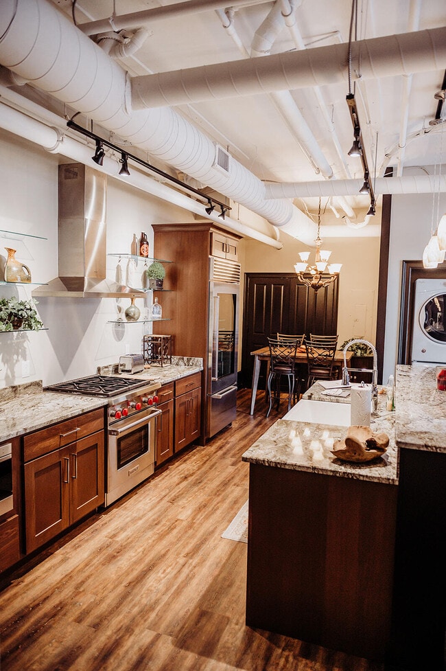 Building Photo - 275 S Limestone