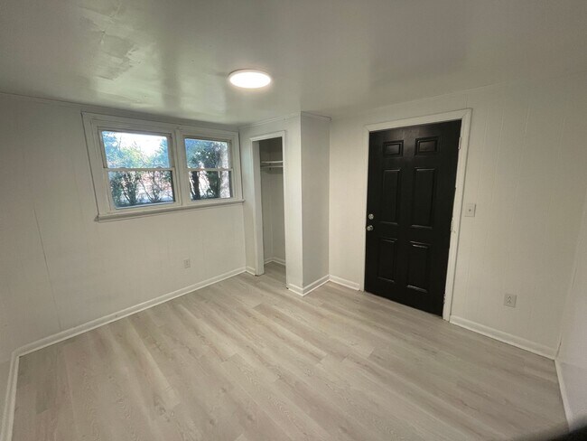 Building Photo - 3 bedroom 1 bathroom house available