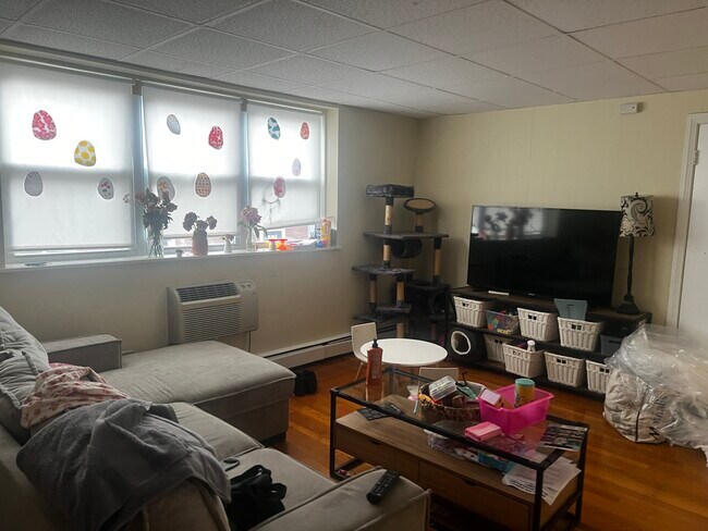 Building Photo - 1731 Highland Apartment