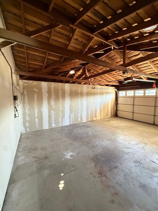 Building Photo - Beautiful 3 Bedroom Home in Avocado Heights