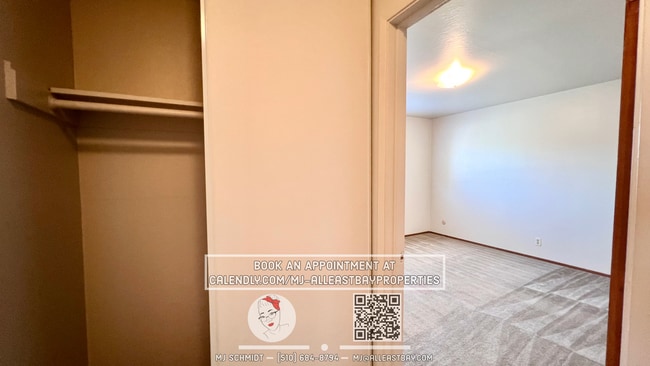Building Photo - Spacious top floor 2 bedroom, walking dist...