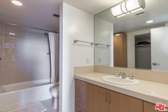 Building Photo - 13700 Marina Pointe Dr