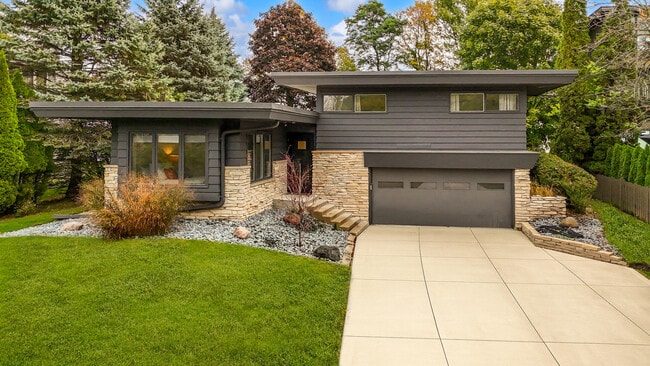 Primary Photo - 10046 Sheridan Dr