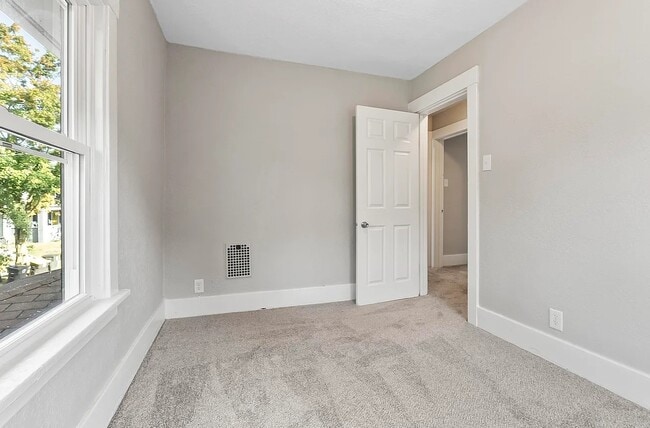 Building Photo - 2051 Thompson Ave