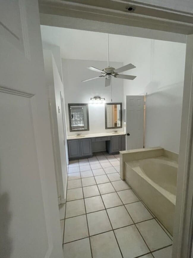 Building Photo - Move In Special! Beautiful 4-Bedroom, 2-Ba...