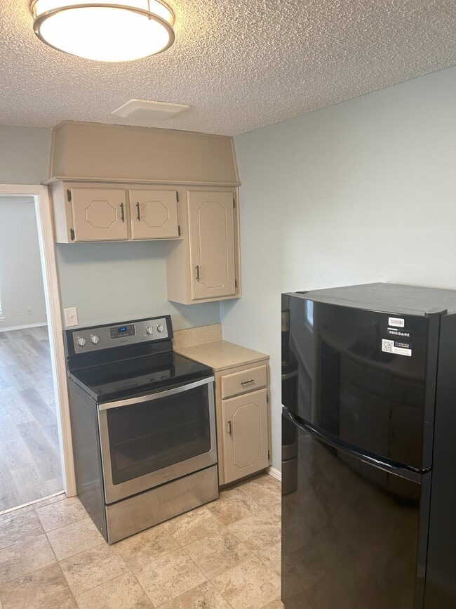 Kitchen (2) - 104 N Wildhorse St