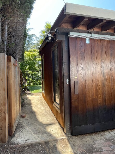 Building Photo - 617 Acacia Ln