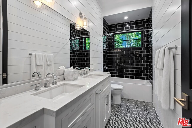 Building Photo - 16712 Addison St