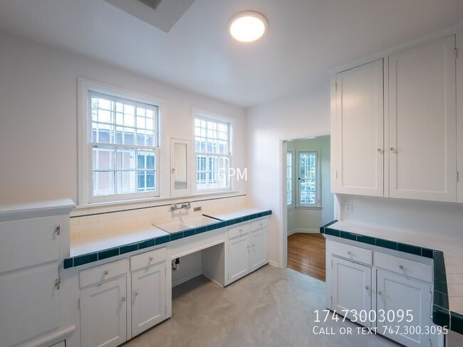 Building Photo - Spacious Hollywood Gem: Stylish 1-Bedroom ...