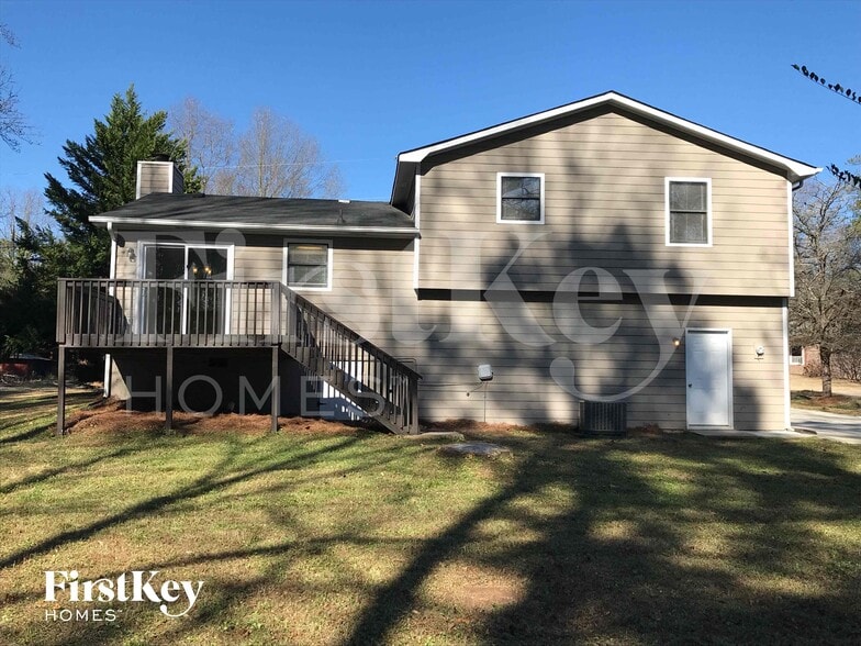 Building Photo - 3675 Sharon Dr