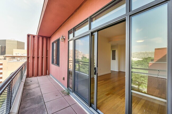 Building Photo - Gorgeous 2 Bedroom Penthouse in River Place South!