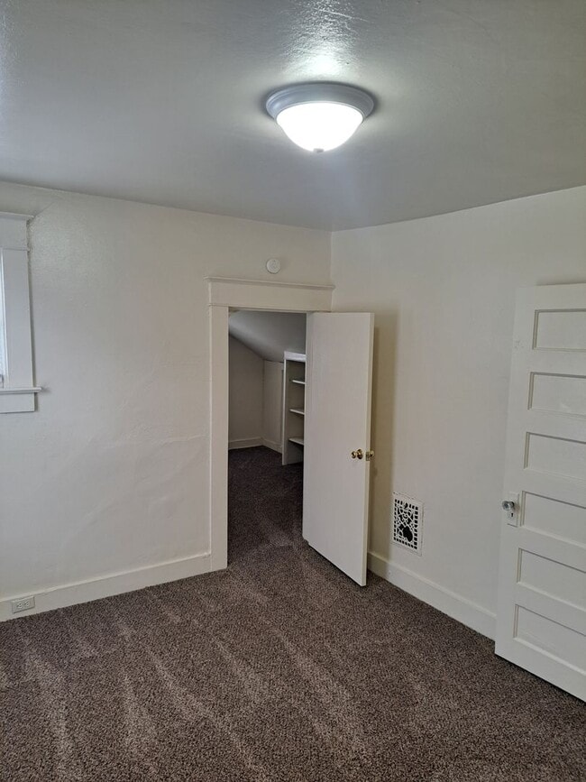 Building Photo - 4 Bedroom near Lakeside Park