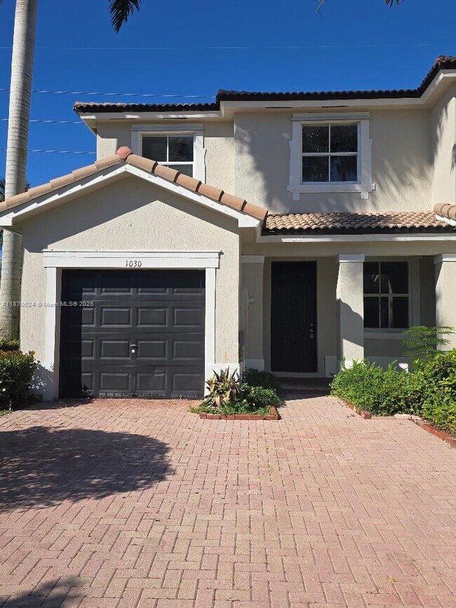 Building Photo - 1030 NE 41st Pl