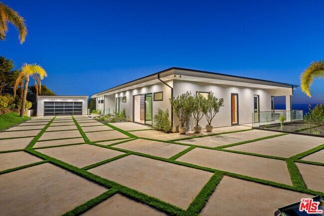 Building Photo - 4732 Avenida Del Mar