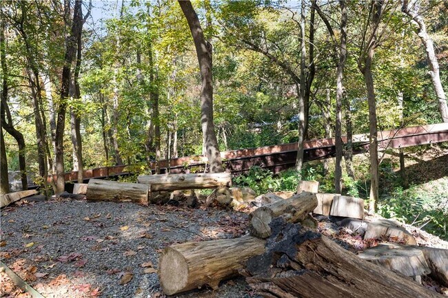 Building Photo - 515 Claire Dr NE