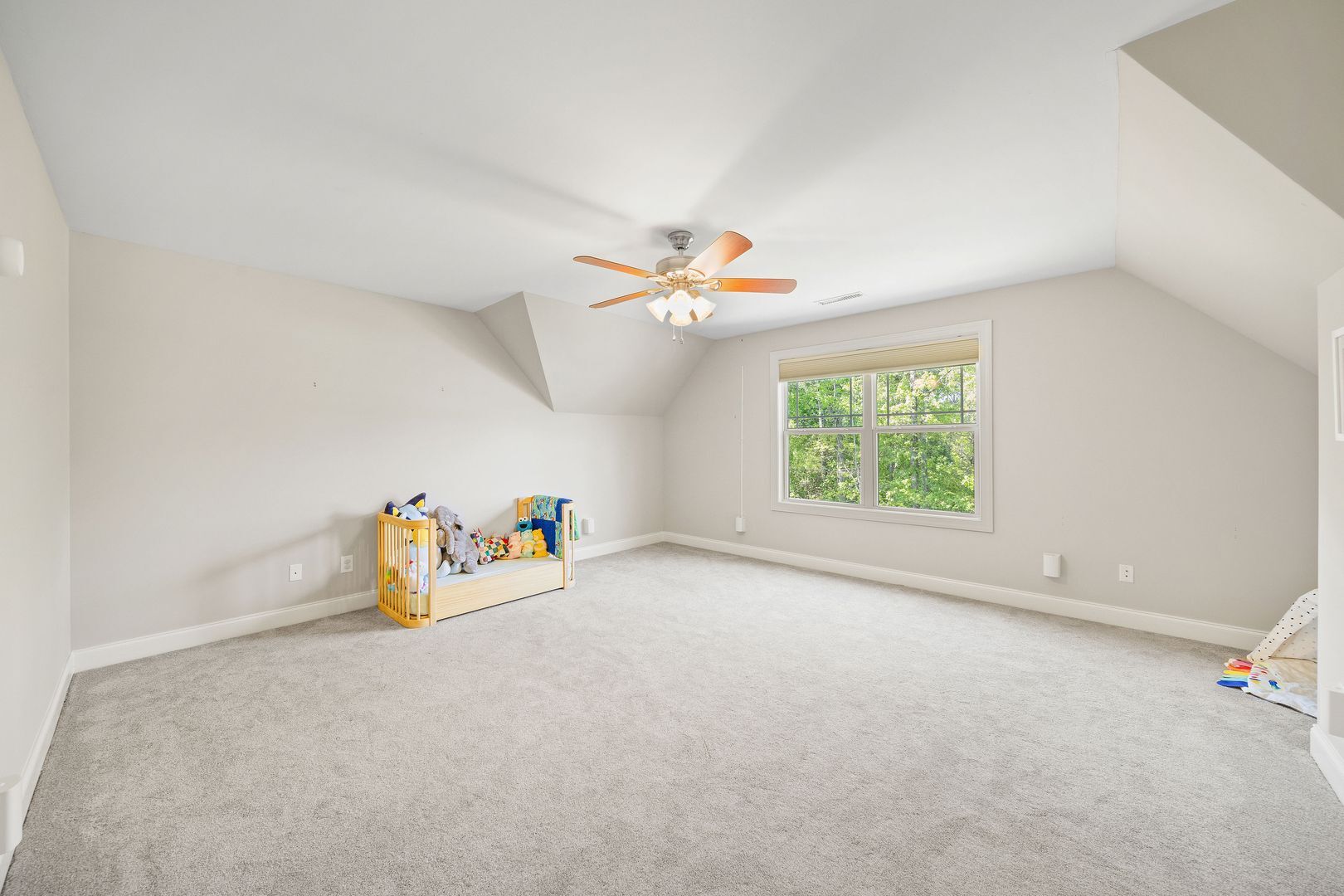 Building Photo - Spacious Home in Solamere Subdivision