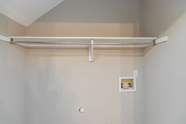 Building Photo - NW Large Updated Home! LR, DR, Den, FP, Ha...